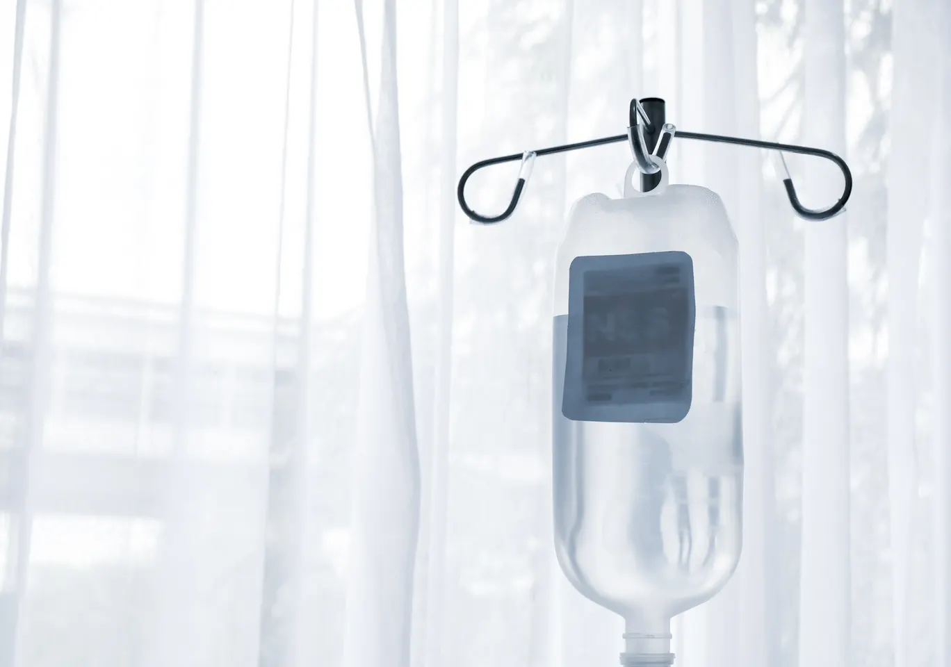 Kroplówki witaminowe Dębica: butelka płynu infuzyjnego zawieszona przy oknie