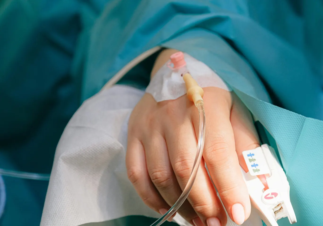 Detoks alkoholowy Bochnia: dłoń z wenflonem i pulsoksymetrem pod nadzorem