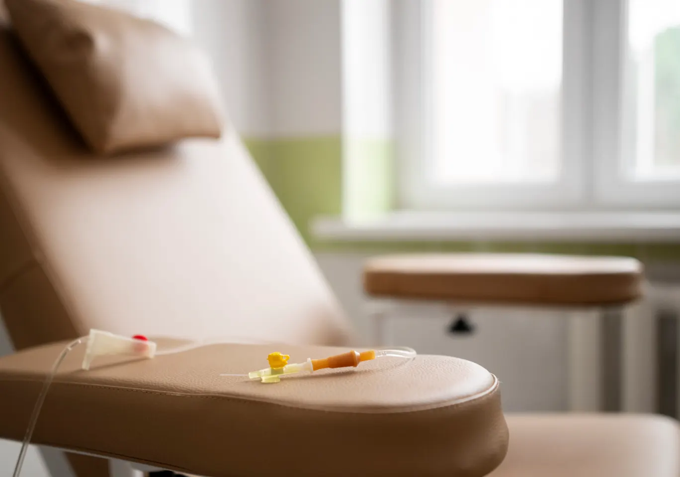 Kroplówki witaminowe Ciężkowice: fotel zabiegowy z przygotowaną linią infuzyjną