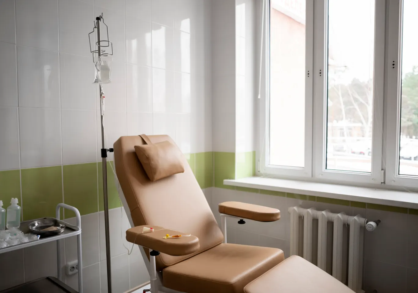 Kroplówki witaminowe Brzesko: gabinet zabiegowy z fotelem i stojakiem na kroplówkę