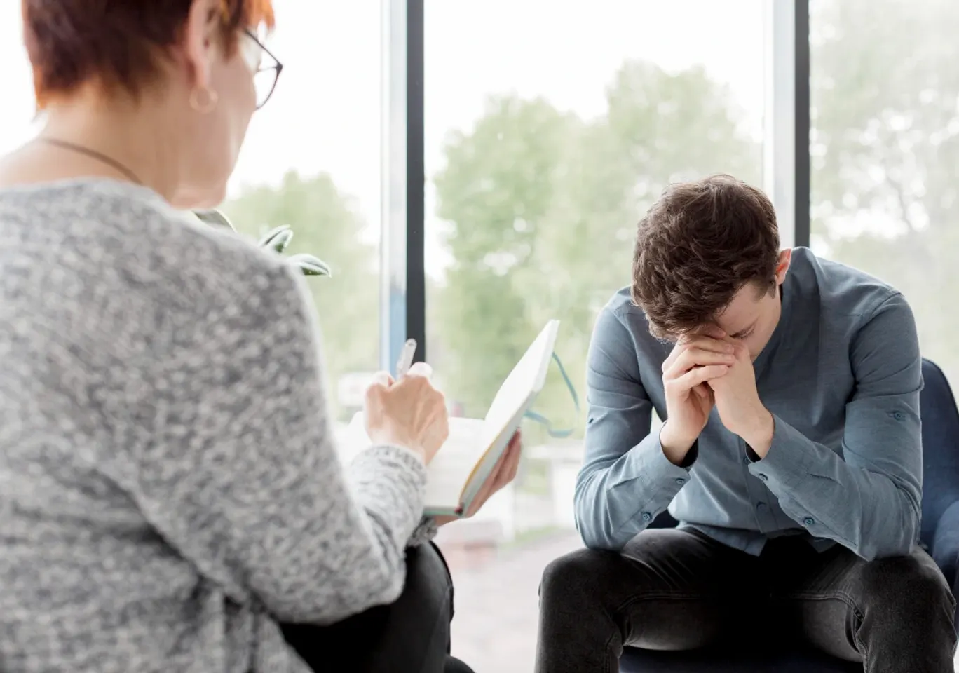Terapia uzależnień Tarnów: konsultacja u terapeuty przy oknie
