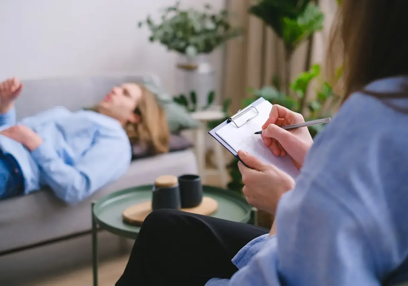 Terapia uzależnień Tarnów: sesja terapeutyczna na kozetce