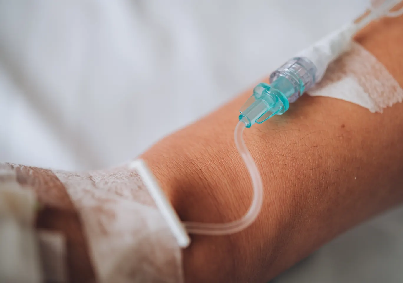Kroplówki witaminowe Tuchów: wenflon oklejony na przedramieniu podczas wlewu